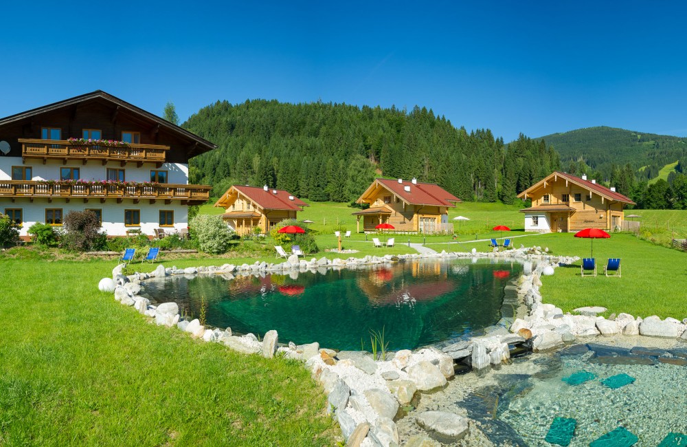 Unser Chalet mit dem Naturbadeteich direkt vor der Haustüre in Wagrain